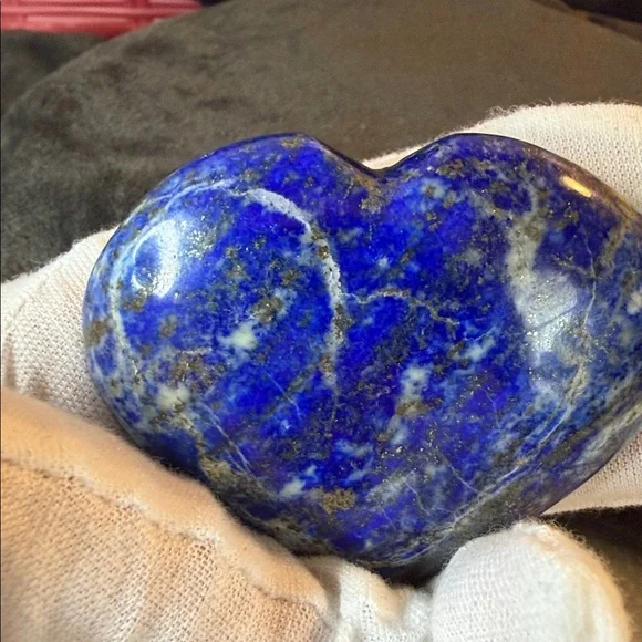 Natural Earth Mined Polished Heart palm Stone 2.5” - Picture 4 of 7